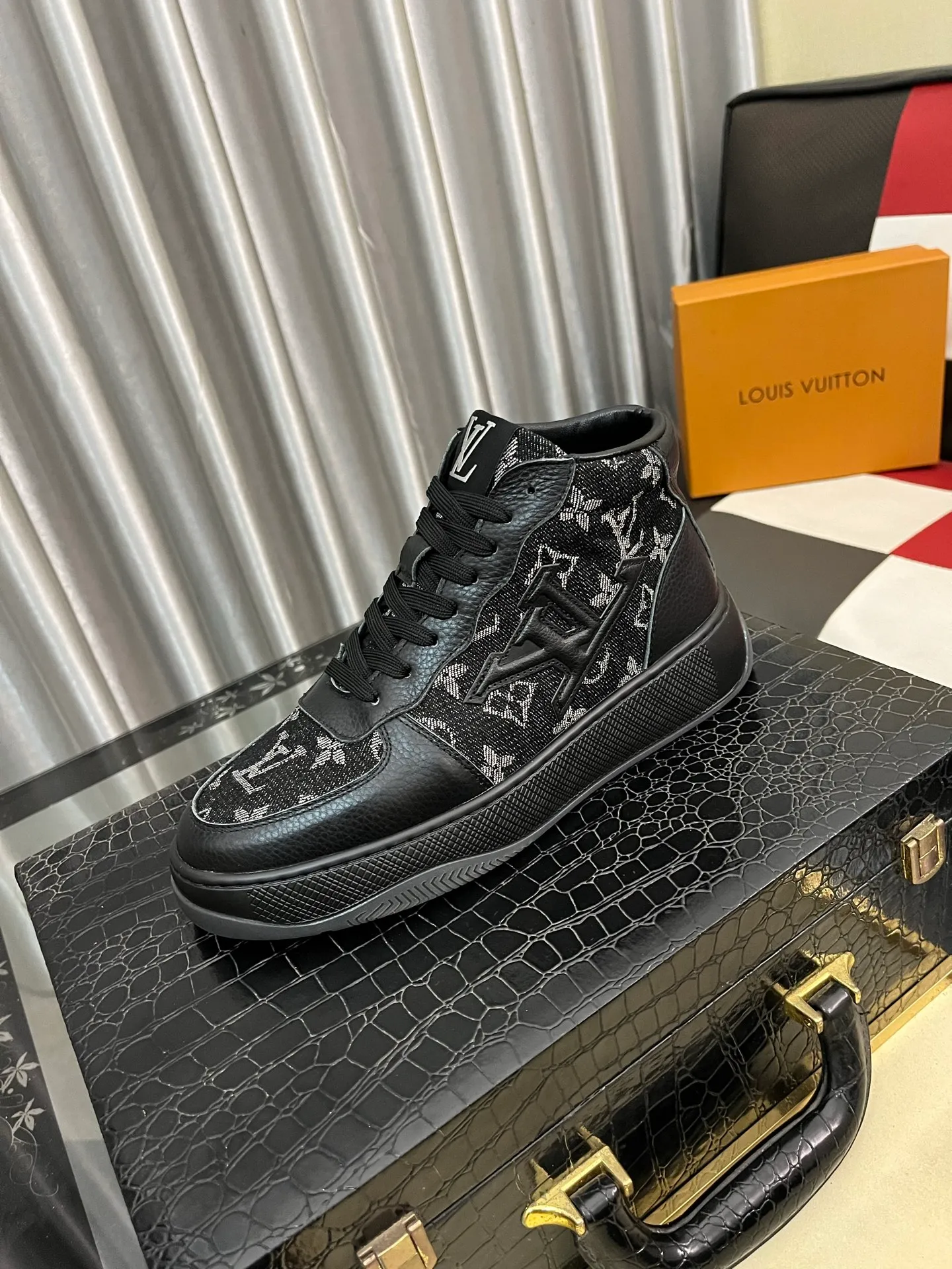 Ex-factory price: 438⌚️⌚️[LOUIS VUITTON] Same style as Louis Vuitton* official website 🚹Men's high-top casual shoes❤️Same style as popular celebrities and big names ~ Best-selling at home and abroad Lv focuses on the checkerboard series...Imported first-layer cowhide with special fabric ➕Full cotton, code number: 38-443️⃣Colors available